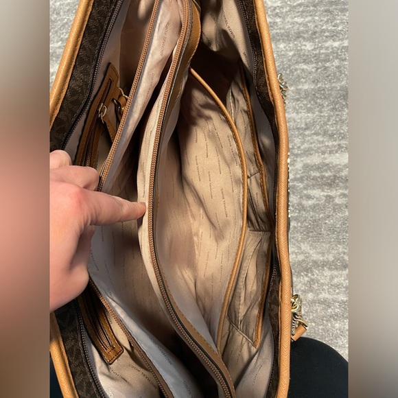 Michael Kors Jet Set Chain Laptop Tote - Picture 5 of 15